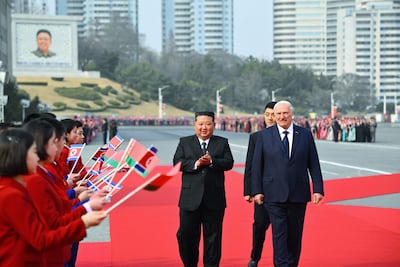 El presidente de Corea del Norte, Kim Jong Un (i) recibe al mandatario bielorruso, Alexander Lukashenko.