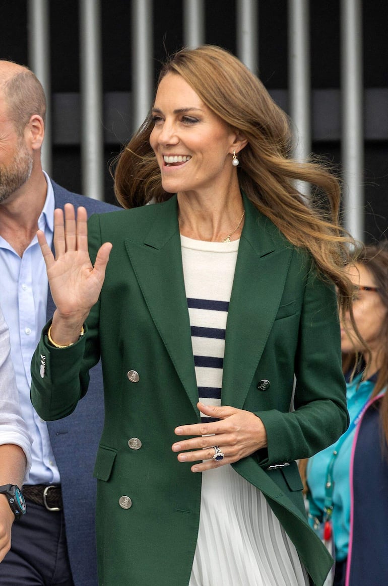 ¡Siempre hermosa! Kate Middleton saluda al llegar a los Commonwealth Games en Glasgow. (Michael McGurk / POOL / AFP)