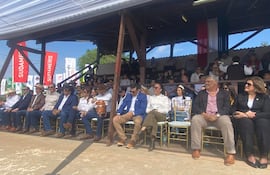 Asistentes en Expo Concepción 2026, vestidos mayormente de blanco, lucen expresiones de tranquilidad y alegría entre banderas decorativas.