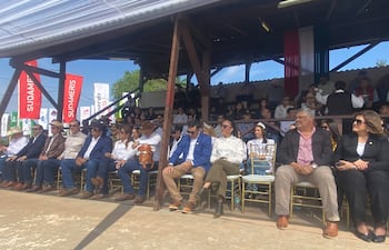Asistentes en Expo Concepción 2026, vestidos mayormente de blanco, lucen expresiones de tranquilidad y alegría entre banderas decorativas.