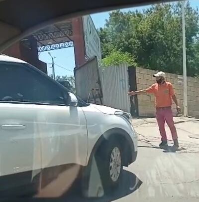 Transeúntes tuvieron que ocuparse de organizar el tránsito sobre la avenida Luis  María Argaña ante la ausencia de los agentes de la PMT.