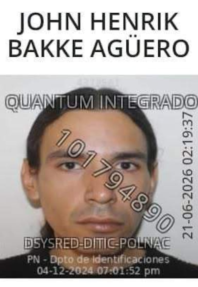 Documento identificatorio con nombre John Henrik Bakke Agüero, en un ambiente hospitalario.