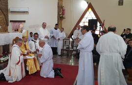 Momento en que el Nuncio Apostólico, Vicenzo Turturro, ordenó de diáconos a Utilio Palmerola y Ranulfo Ríos en la parroquia San José Obrero de Pilar.