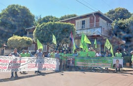 Docentes se manifestaron frente a la casa del senador Silvio Beto Ovelar.