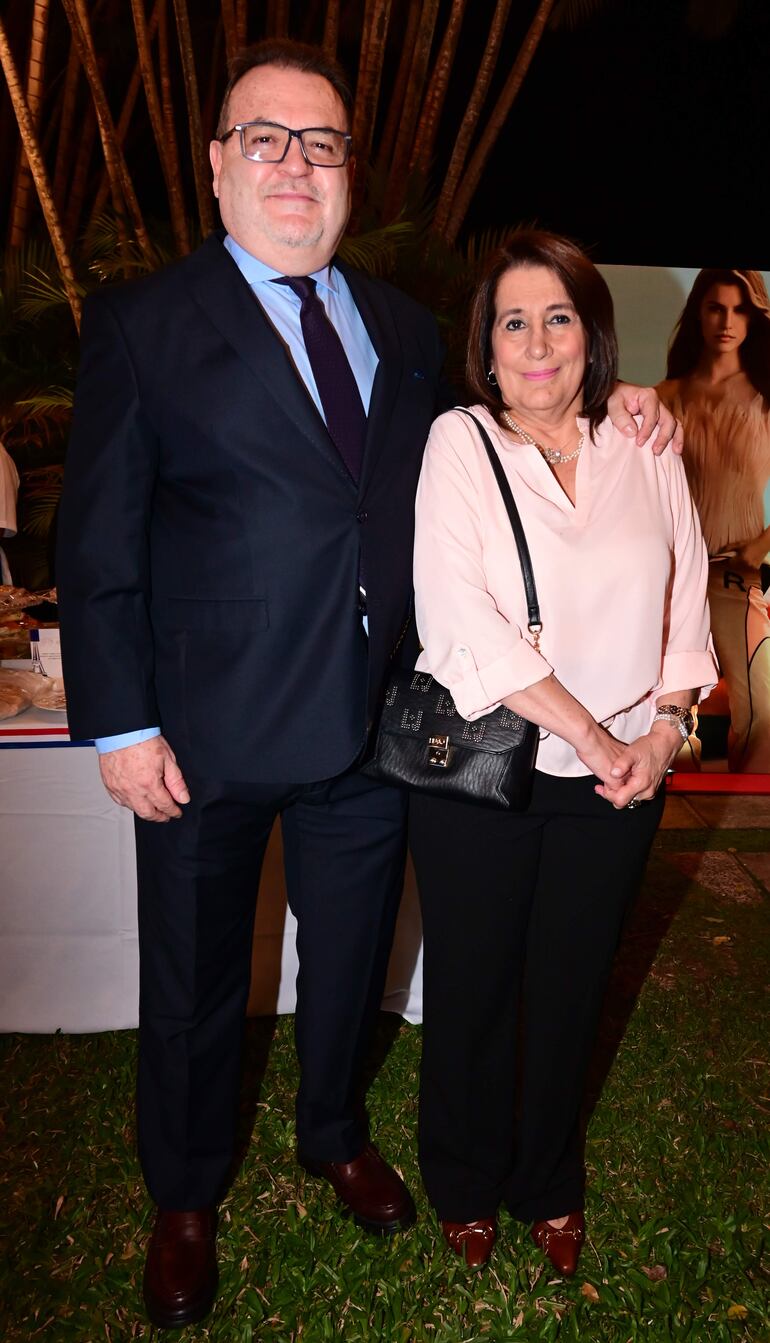 Santiago Ruiz, embajador de Ecuador, junto con Berta Aguirre de Ruiz.