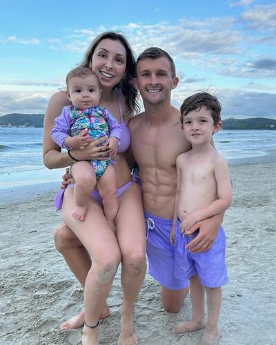 ¡De vacaciones en Itapema! Walter Clar y Ceci Fernández con sus peques Emma y Facu.