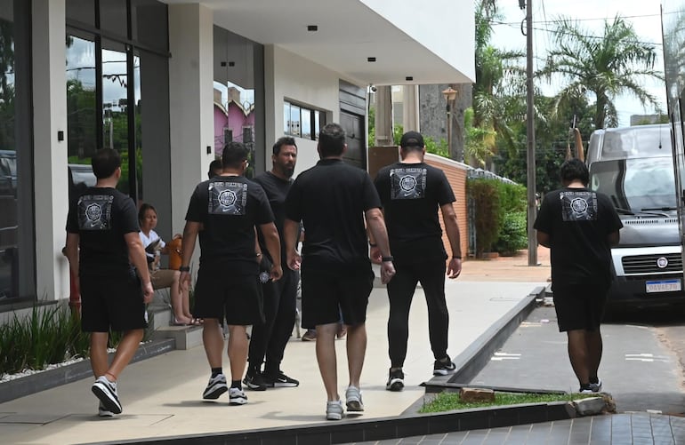 Integrantes del cuerpo técnico de Pablo Sánchez y parte de la comisión directiva de Olimpia dejan el hotel de concentración del plantel en Pedro Juan Caballero en la previa del partido ante 2 de Mayo por la segunda fecha del torneo Apertura 2026 de la Primera División de Paraguay.