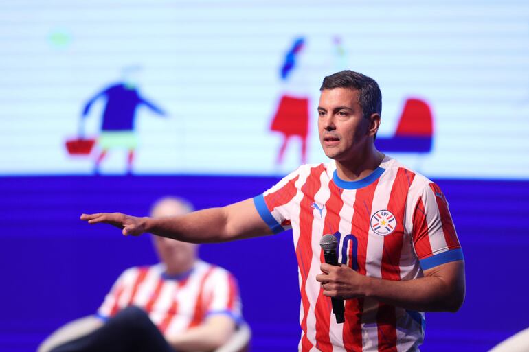 El presidente de Paraguay, Santiago Peña, habla durante el acto de lanzamiento del Plan Nacional de Desarrollo Paraguay 2050 .