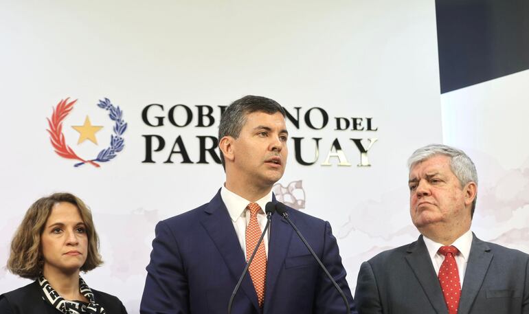 Santiago Peña, presidente de la República, en el medio de la jefa de gabinete, Lea Giménez y del Ministro del Interior, Enrique Riera.