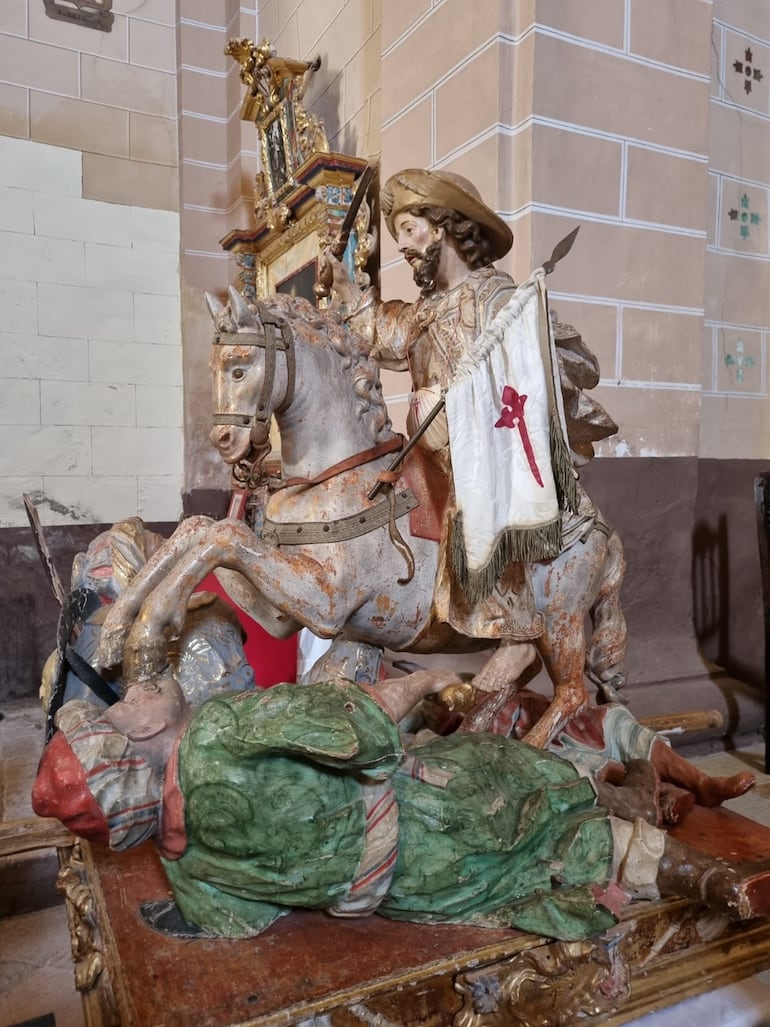 Pequeña escultura de Santiago Apóstol pasándole encima a un moro. Es otro de los tesoros de la ermita de Santiago, en Clavijo.