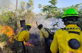 Militares y personal de la SEN, en plena tarea de combatir la bocas de fuego en el Chaco.