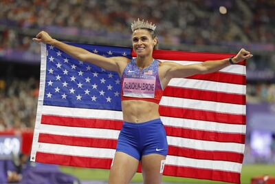 Con una corona en la cabeza y la bandera de Estados Unidos en su espalda, así celebró Sydney McLaughlin-Levrone el oro obtenido en los 400 metros con vallas femenino, con un tiempo de 50.37 segundos, que se constituyó en nuevo récord mundial.