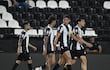 El experimentado delantero Lorenzo Melgarejo recibe las felicitaciones de Elvio Vera, Iván Ramírez Ferreira y Federico Carrizo tras marcar el tanto ganador a favor de Libertad.