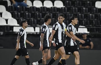El experimentado delantero Lorenzo Melgarejo recibe las felicitaciones de Elvio Vera, Iván Ramírez Ferreira y Federico Carrizo tras marcar el tanto ganador a favor de Libertad.