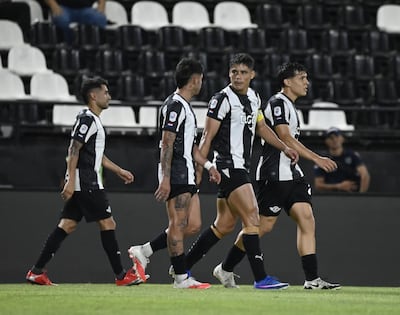 El experimentado delantero Lorenzo Melgarejo recibe las felicitaciones de Elvio Vera, Iván Ramírez Ferreira y Federico Carrizo tras marcar el tanto ganador a favor de Libertad.