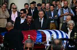 Lucía Topolansky (d) esposa del expresidente José "Pepe" Mujica, durante el funeral del exmandatario en Montevideo.