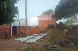 Violento temporal en San Estanislao dejó tres casas destechadas.
