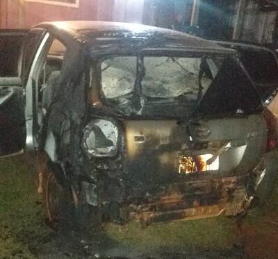 El vehículo de la víctima quedó dañado en la parte trasera tras el ataque.