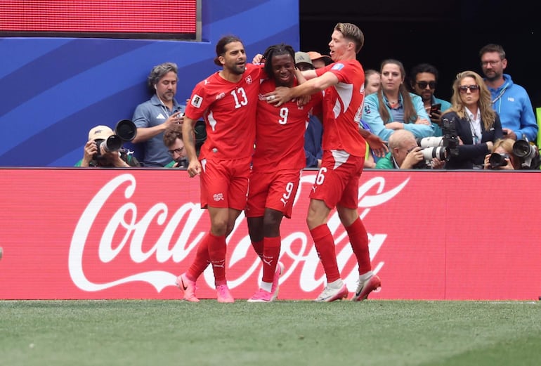 Johan Manzambi (9) de Suiza celebra, acompañado de sus compañeros, uno de los dos goles que convirtió en Los Ángeles.