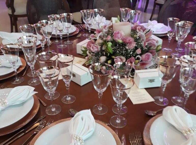 Una de las mesas dentro de la fiesta de 15 a&ntilde;os.&nbsp;