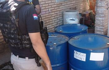 Barriles llenos de sustancias químicas que fueron incautados por el Departamento de Antinarcóticos.