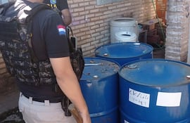 Barriles llenos de sustancias químicas que fueron incautados por el Departamento de Antinarcóticos.