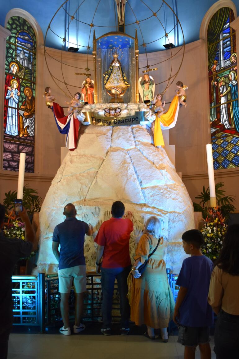 Extranjeros quedan sorprendidos ante la profunda fe del pueblo paraguayo.