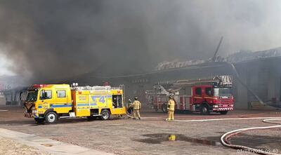 Bomberos voluntarios trabajan en el control de las llamas en el Parque Industrial y Logístico Nuestra Señora de la Asunción, en Luque. Imagen gentileza de Cuarta Compañía Luque.
