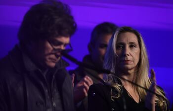 Karina Milei (d), hermana del presidente de Argentina, Javier Milei (i).