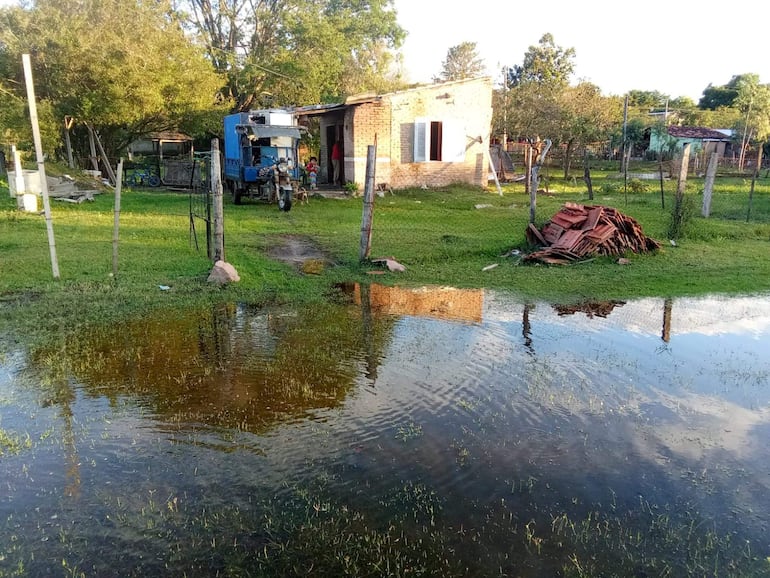 Villa Florida: primera familia que abandona su vivienda por crecida del río Tebicuary