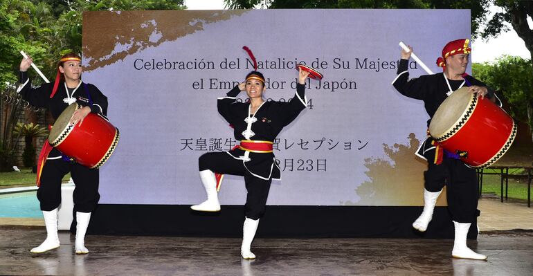 Los artistas durante un pequeño show que ofrecieron en la Embajada de Japón.