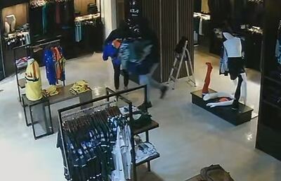 Los dos malvivientes hurtaron varias prendas deportivas que estaban en los mostradores.