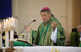 Durante su homilía, Monseñor Valenzuela denunció los títulos falsos, la pobreza persistente y la denominada mafia de los pagarés.