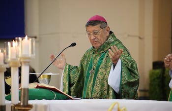 Durante su homilía, Monseñor Valenzuela denunció los títulos falsos, la pobreza persistente y la denominada mafia de los pagarés.
