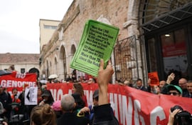 Protesta frente al pabellón israelí en la Bienal de Venecia, miércoles 6 de mayo de 2026. EFE/EPA/ANDREA MEROLA