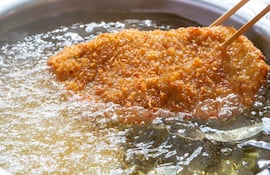 Concepto de aceite de cocina, milanesas fritas.