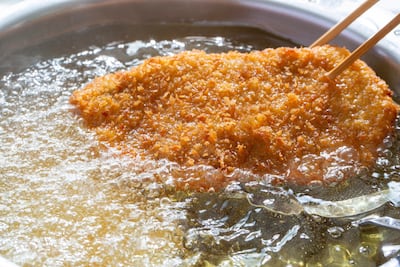Concepto de aceite de cocina, milanesas fritas.