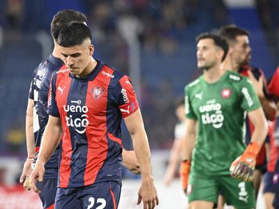 Los jugadores de Cerro Porteño abandonan campo de juego después del empate 1-1 con Atlético Tembetary en la regularización de la fecha 11 del torneo Clausura 2025 de la Primera División de Paraguay en el estadio La Nueva Olla, en Asunción, Paraguay.