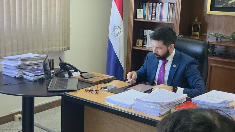 Juez Osmar Legal durante la audiencia en la que Alexandre Rodrigues participó a través de medios telemáticos.