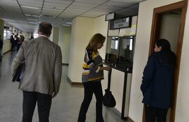 Escribana María de Lourdes Duarte Franco en tribunales. Archivo.