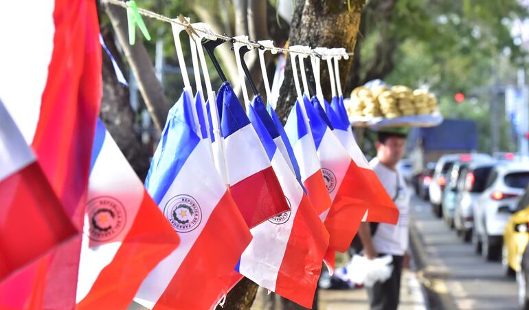 Venta de banderas en la vía pública. La ansiedad albirroja está en escalada.