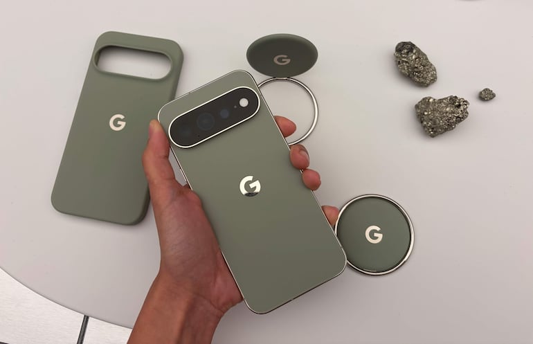 Una persona muestra un teléfono Pixel 11 Pro XL de Google junto a un cargador inalámbrico PixelSnap durante una presentación previa de sus nuevos productos este martes, en el marco de 'Made by Google' en Nueva York (Estados Unidos). 