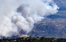 Vista del incendio que afecta a Burgohondo visto desde la localidad abulense de Navalmoral, España. EFE