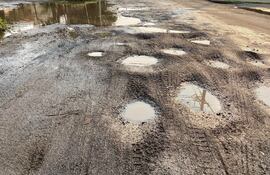 La calle Toledo está en pésimas condiciones. Cruza detrás de la Municipalidad de Mariano Roque Alonso.