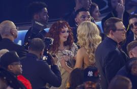 Las cantantes estadounidenses Chappell Roan y Sabrina Carpenter interactuando emocionadas durante la 67ª ceremonia anual de los premios Grammy.