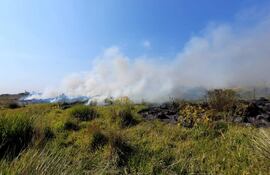 Un incendio de pastizal fue controlado por bomberos en la ciudad de San Antonio. (Imagen referencial)
