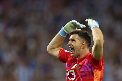 Emiliano Martínez (31), figura de Argentina contra Ecuador en cuartos.
