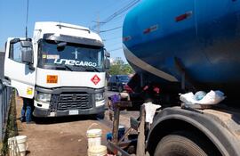 Otro camión cisterna (cabina blanca) llegó para transferir el combustible del vehículo similar con pérdida de hidrocarburo.