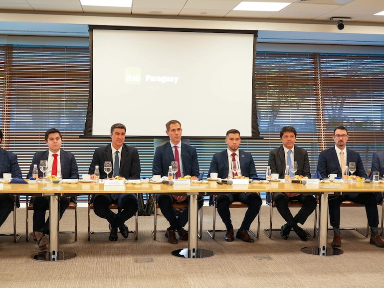 El ministro de Industria y Comercio (MIC) Marco Riquelme (centro), lanzó en Paraguay Investor Pass en evento oficial en San Pablo, Brasil.