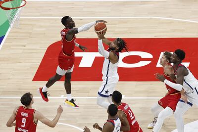 El alemán Dennis Schroder la tapa a Jalen Brunson de USA. EFE
